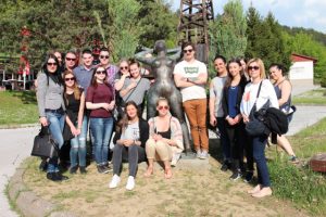 Stadsvandringen genomfördes tillsammans med en grupp bosnier som studerar engelska. Foto - Jan Pettersson